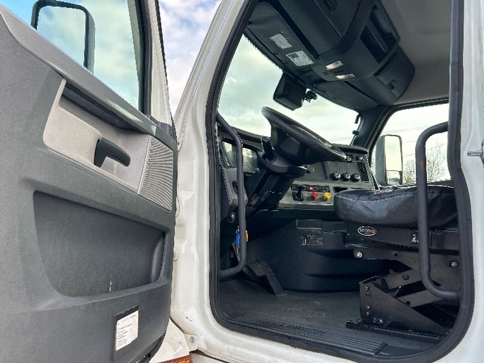 Day Cab Tractor-Heavy Duty Tractors-Freightliner-2021-T12664ST-Anderson-SC-402,474\n\t\tmiles-$ 58,250 - Image 9