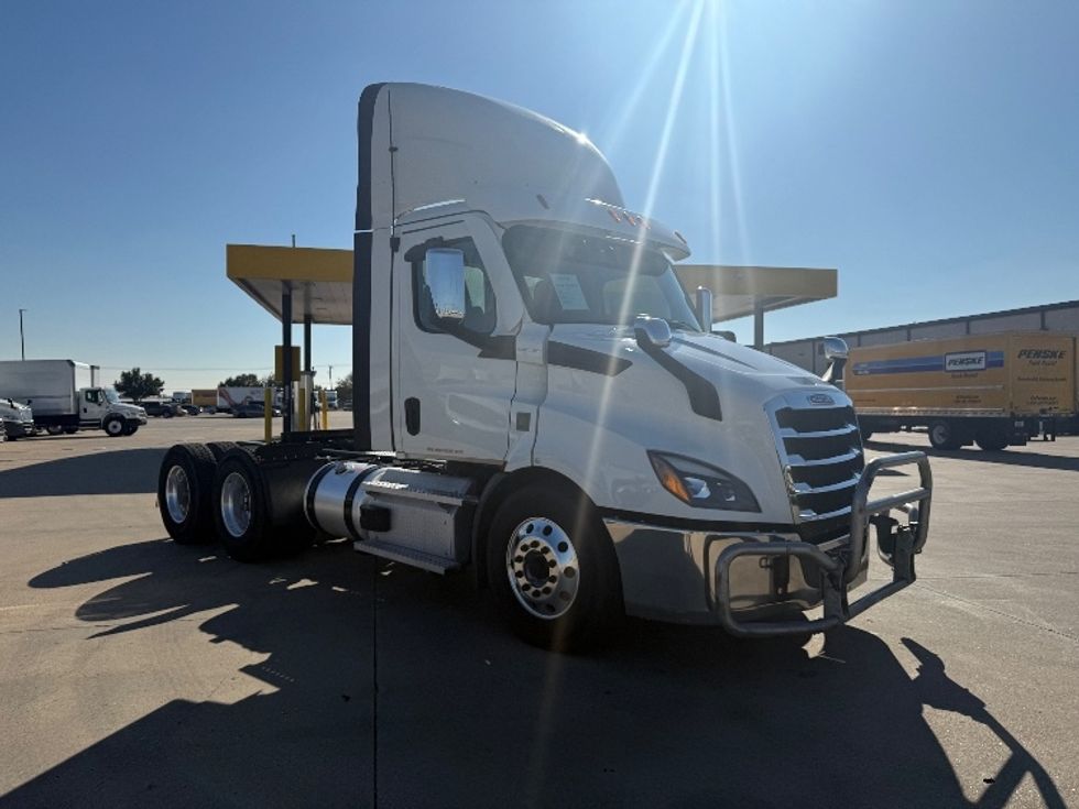 Day Cab Tractor-Heavy Duty Tractors-Freightliner-2021-T12664ST-Arlington-TX-303,925\n\t\tmiles-$ 77,500 - Image 1
