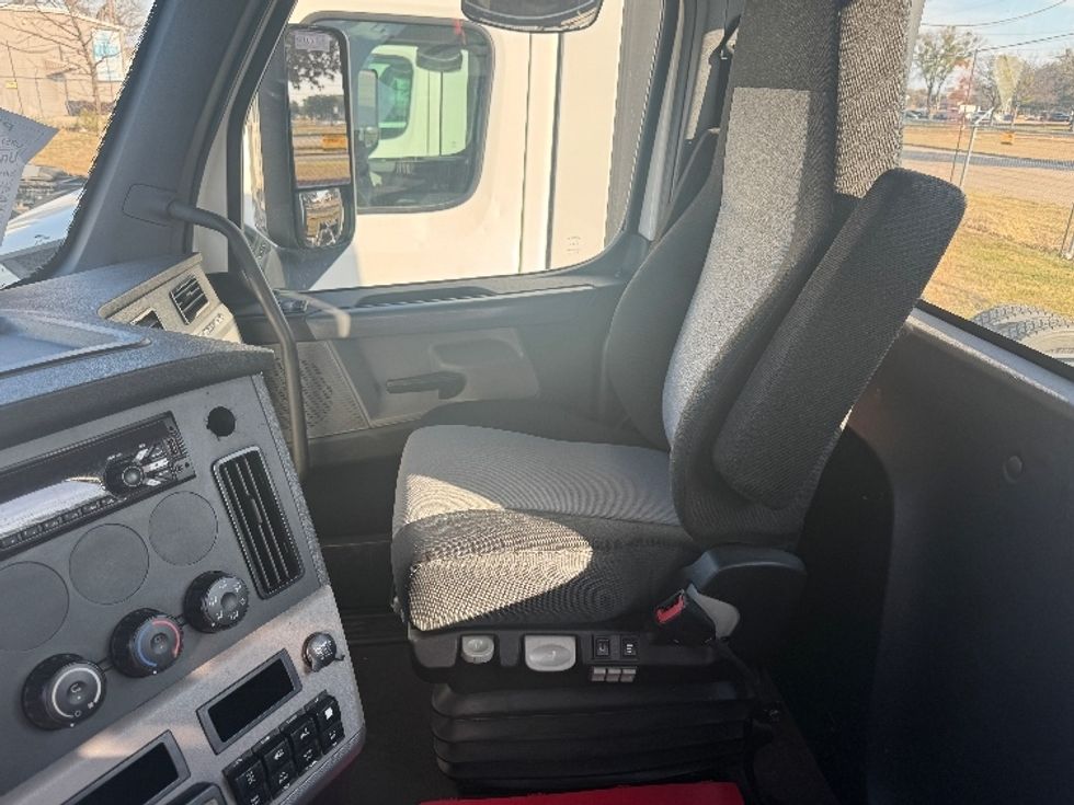 Day Cab Tractor-Heavy Duty Tractors-Freightliner-2021-T12664ST-Arlington-TX-303,927\n\t\tmiles-$ 75,250 - Image 10