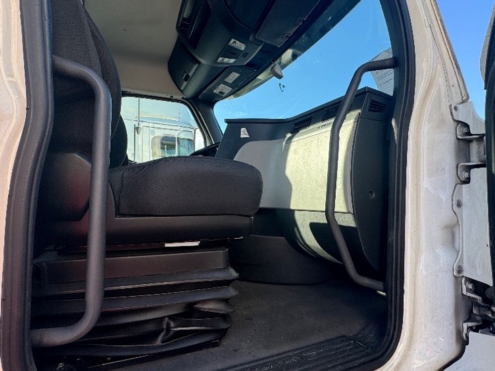 Day Cab Tractor-Heavy Duty Tractors-Freightliner-2021-T12664ST-Arlington-TX-303,927\n\t\tmiles-$ 75,250 - Image 12