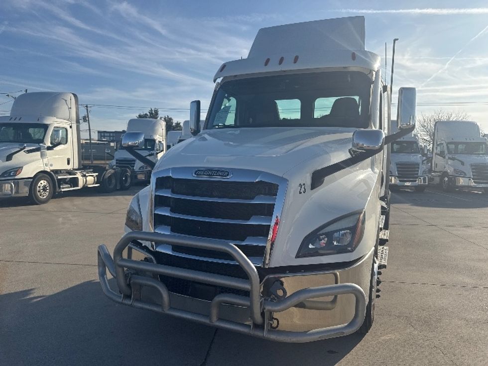 Day Cab Tractor-Heavy Duty Tractors-Freightliner-2021-T12664ST-Arlington-TX-303,927\n\t\tmiles-$ 75,250 - Image 2