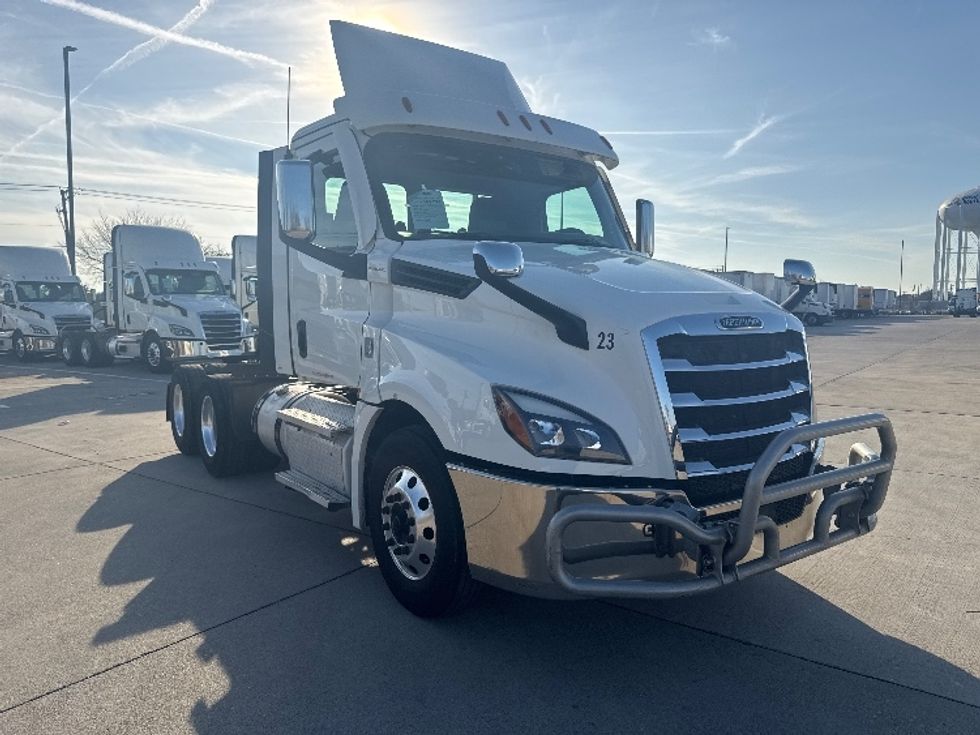 Day Cab Tractor-Heavy Duty Tractors-Freightliner-2021-T12664ST-Arlington-TX-303,927\n\t\tmiles-$ 75,250 - Image 3