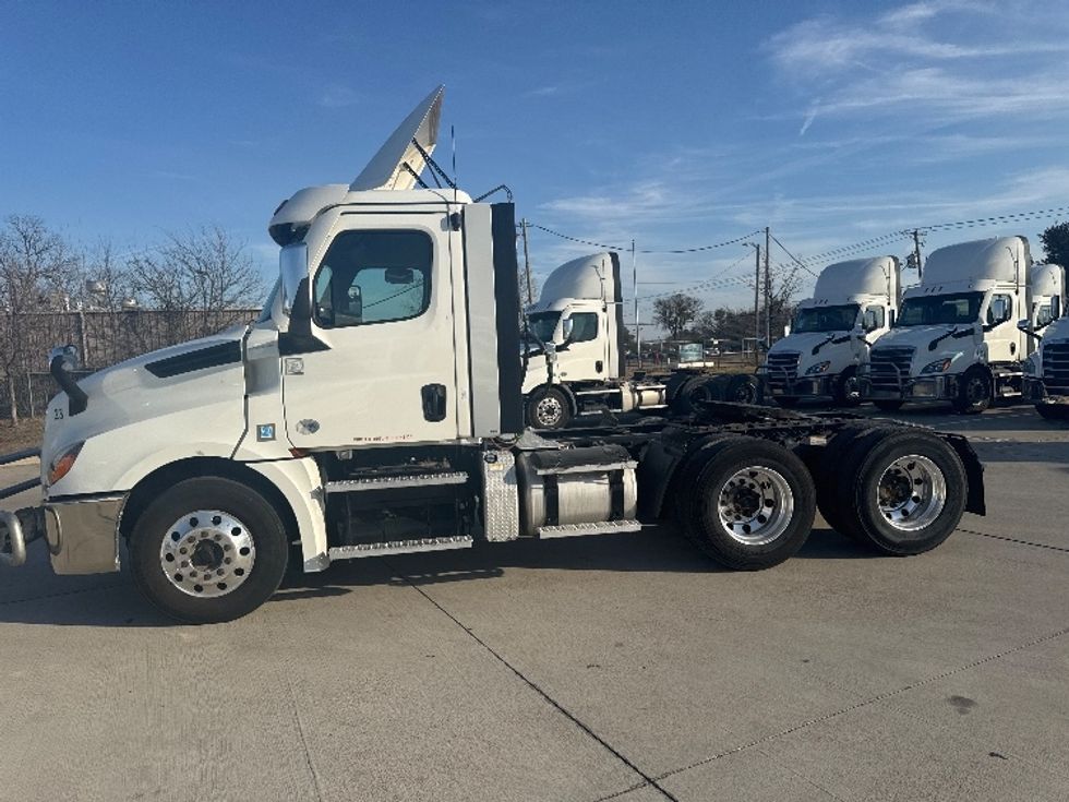 Day Cab Tractor-Heavy Duty Tractors-Freightliner-2021-T12664ST-Arlington-TX-303,927\n\t\tmiles-$ 75,250 - Image 4