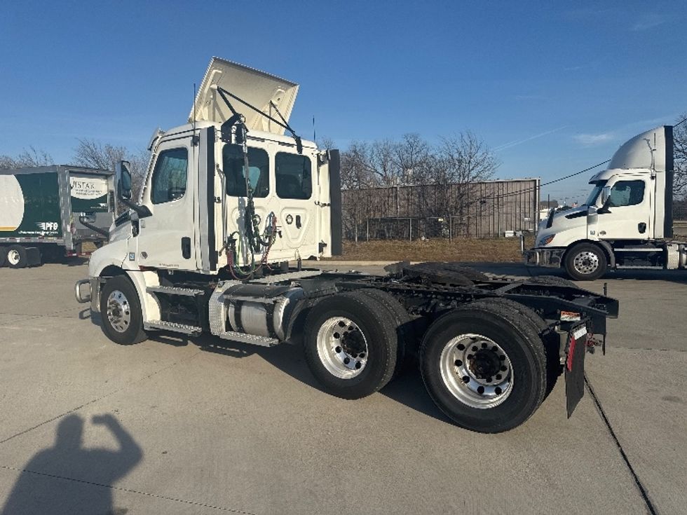 Day Cab Tractor-Heavy Duty Tractors-Freightliner-2021-T12664ST-Arlington-TX-303,927\n\t\tmiles-$ 75,250 - Image 5