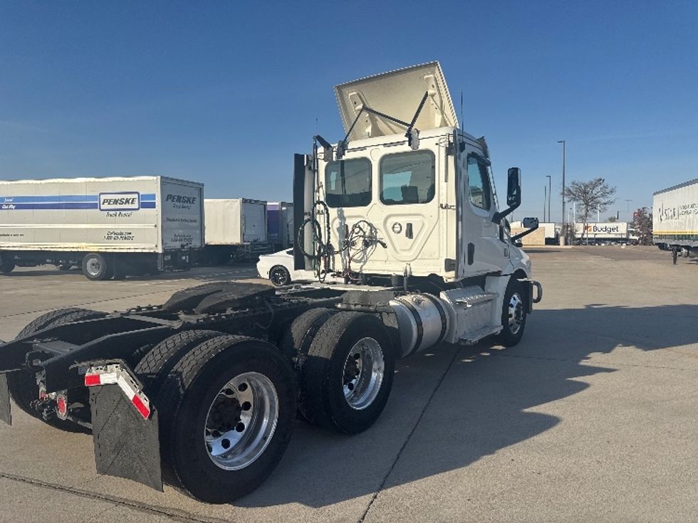 Day Cab Tractor-Heavy Duty Tractors-Freightliner-2021-T12664ST-Arlington-TX-303,927\n\t\tmiles-$ 75,250 - Image 7