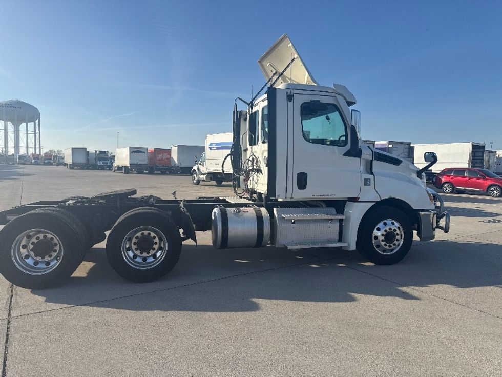 Day Cab Tractor-Heavy Duty Tractors-Freightliner-2021-T12664ST-Arlington-TX-303,927\n\t\tmiles-$ 75,250 - Image 8