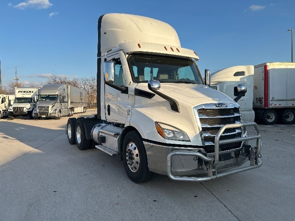 Day Cab Tractor-Heavy Duty Tractors-Freightliner-2021-T12664ST-Arlington-TX-402,814\n\t\tmiles-$ 68,750 - Image 1