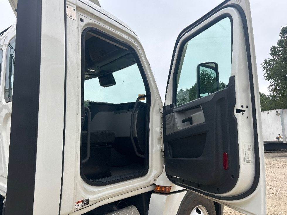 Day Cab Tractor-Heavy Duty Tractors-Freightliner-2021-T12664ST-Asheville-NC-453,678\n\t\tmiles-$ 54,250 - Image 12