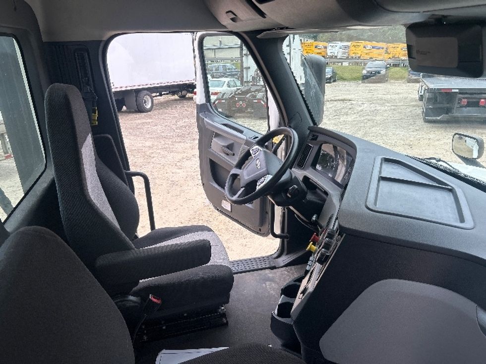 Day Cab Tractor-Heavy Duty Tractors-Freightliner-2021-T12664ST-Asheville-NC-453,678\n\t\tmiles-$ 54,250 - Image 14