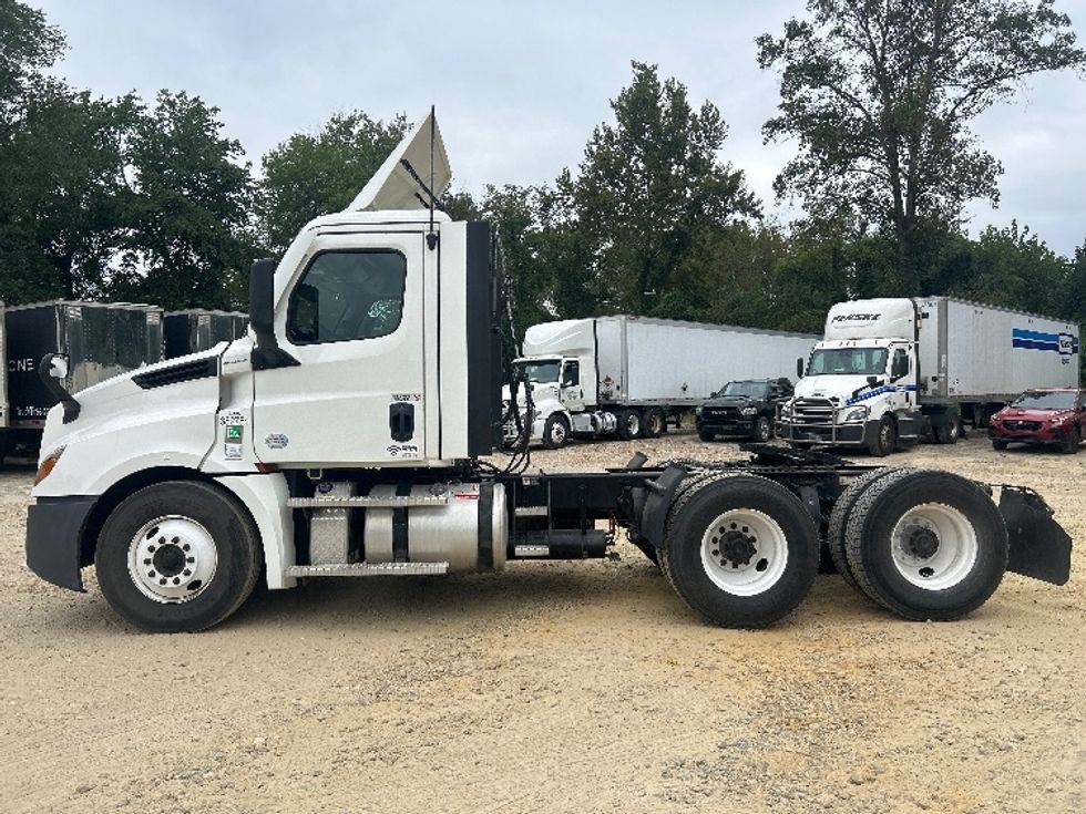 Day Cab Tractor-Heavy Duty Tractors-Freightliner-2021-T12664ST-Asheville-NC-453,678\n\t\tmiles-$ 54,250 - Image 4
