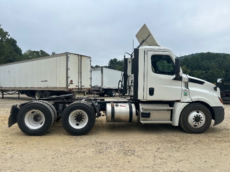 Day Cab Tractor-Heavy Duty Tractors-Freightliner-2021-T12664ST-Asheville-NC-453,678\n\t\tmiles-$ 54,250 - Image 8