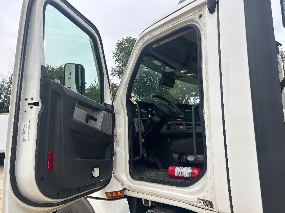 Day Cab Tractor-Heavy Duty Tractors-Freightliner-2021-T12664ST-Asheville-NC-453,678\n\t\tmiles-$ 54,250 - Image 9