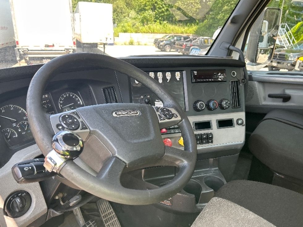 Day Cab Tractor-Heavy Duty Tractors-Freightliner-2021-T12664ST-Auburn-MA-104,123\n\t\tmiles-$ 73,750 - Image 10