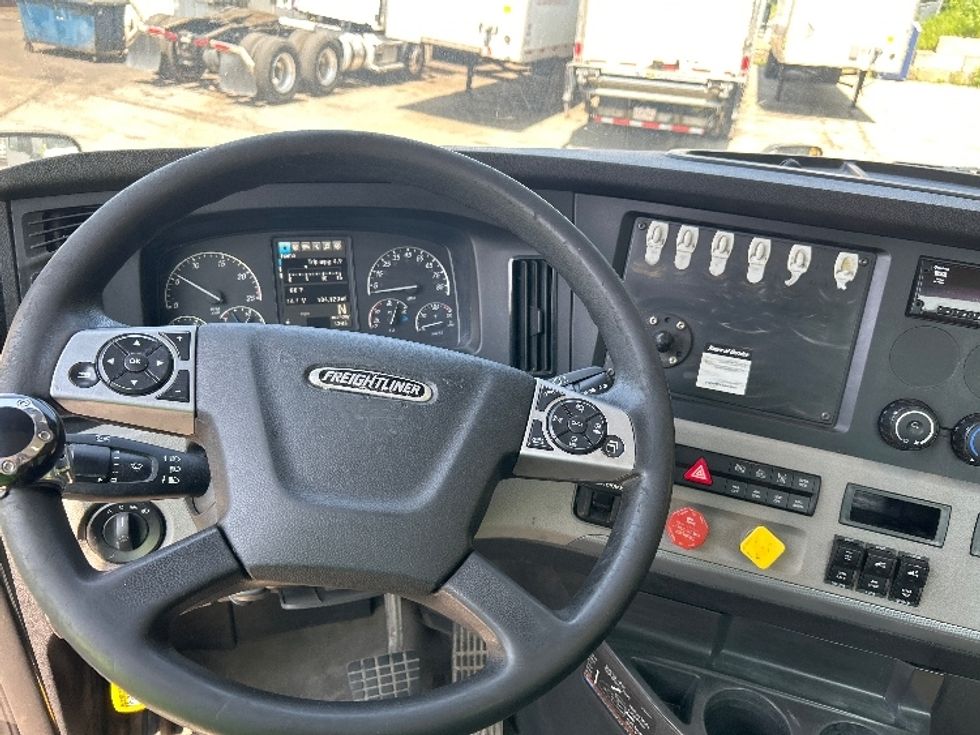 Day Cab Tractor-Heavy Duty Tractors-Freightliner-2021-T12664ST-Auburn-MA-104,123\n\t\tmiles-$ 73,750 - Image 11