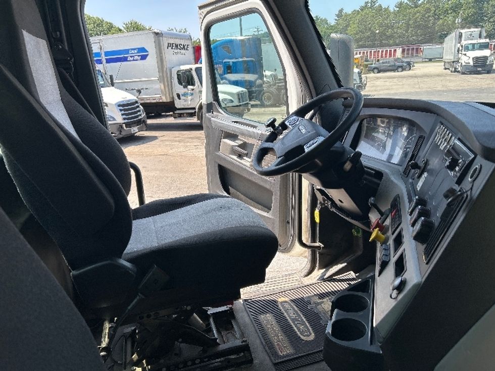 Day Cab Tractor-Heavy Duty Tractors-Freightliner-2021-T12664ST-Auburn-MA-104,123\n\t\tmiles-$ 73,750 - Image 14