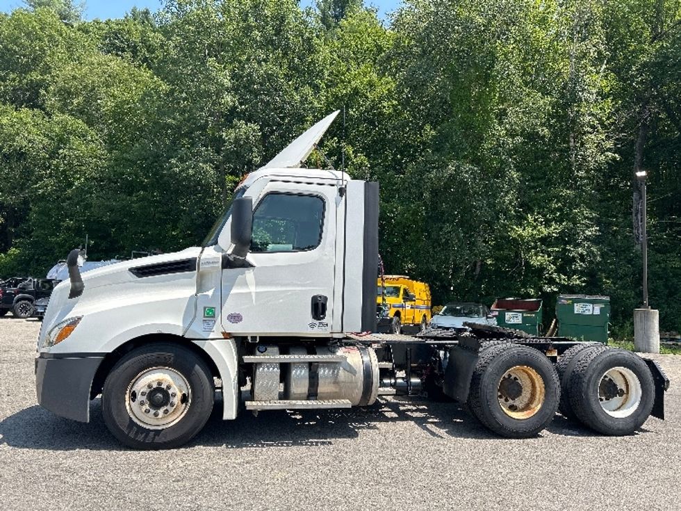 Day Cab Tractor-Heavy Duty Tractors-Freightliner-2021-T12664ST-Auburn-MA-104,123\n\t\tmiles-$ 73,750 - Image 4
