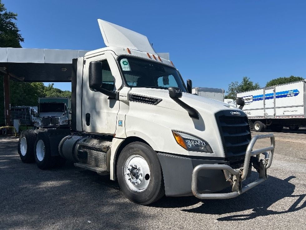 Day Cab Tractor-Heavy Duty Tractors-Freightliner-2021-T12664ST-Auburn-MA-352,297\n\t\tmiles-$ 58,250 - Image 1