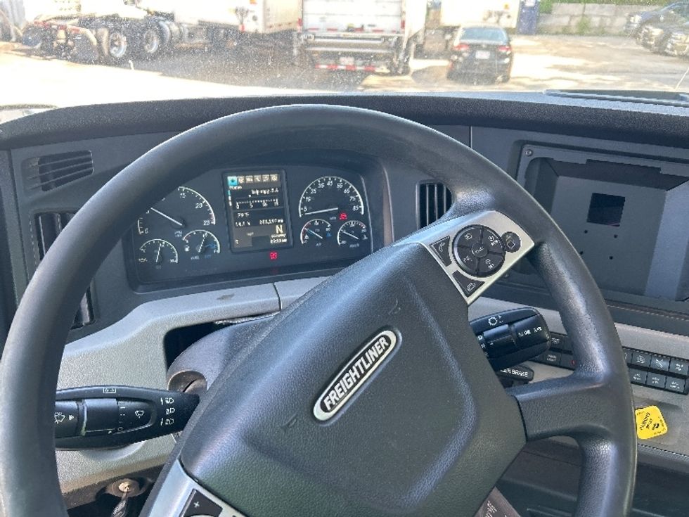 Day Cab Tractor-Heavy Duty Tractors-Freightliner-2021-T12664ST-Auburn-MA-352,297\n\t\tmiles-$ 58,250 - Image 11
