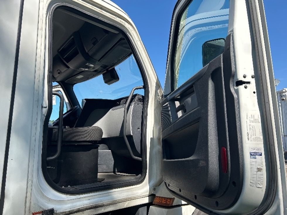 Day Cab Tractor-Heavy Duty Tractors-Freightliner-2021-T12664ST-Auburn-MA-352,297\n\t\tmiles-$ 58,250 - Image 12