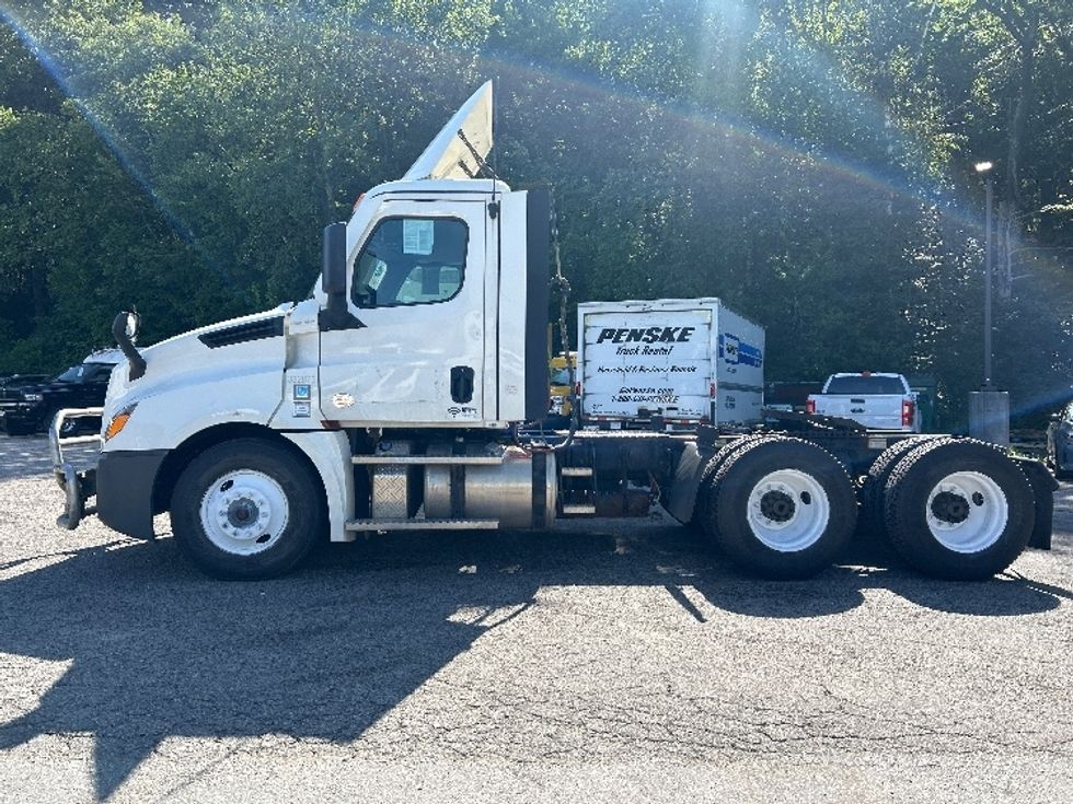 Day Cab Tractor-Heavy Duty Tractors-Freightliner-2021-T12664ST-Auburn-MA-352,297\n\t\tmiles-$ 58,250 - Image 4