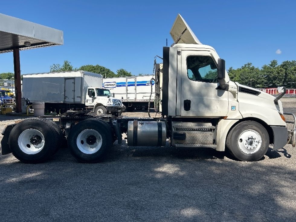 Day Cab Tractor-Heavy Duty Tractors-Freightliner-2021-T12664ST-Auburn-MA-352,297\n\t\tmiles-$ 58,250 - Image 8