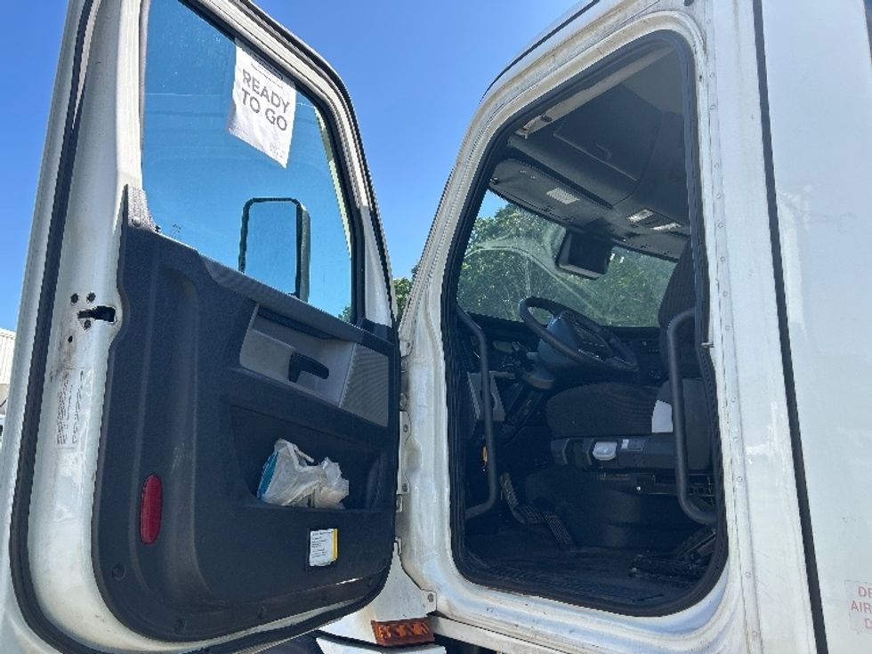 Day Cab Tractor-Heavy Duty Tractors-Freightliner-2021-T12664ST-Auburn-MA-352,297\n\t\tmiles-$ 58,250 - Image 9