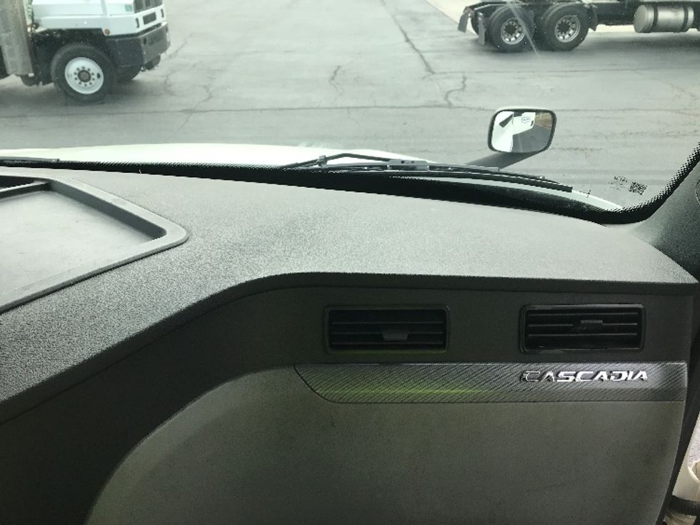 Day Cab Tractor-Heavy Duty Tractors-Freightliner-2021-T12664ST-Augusta-GA-619,272\n\t\tmiles-$ 32,250 - Image 13