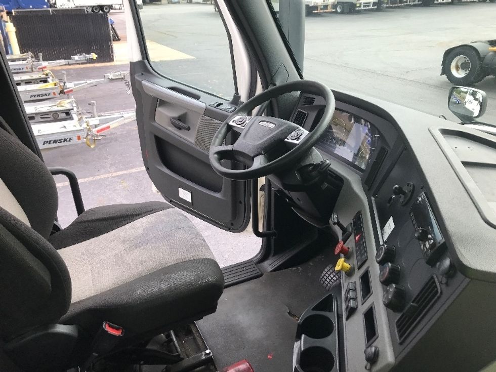 Day Cab Tractor-Heavy Duty Tractors-Freightliner-2021-T12664ST-Augusta-GA-619,272\n\t\tmiles-$ 32,250 - Image 14