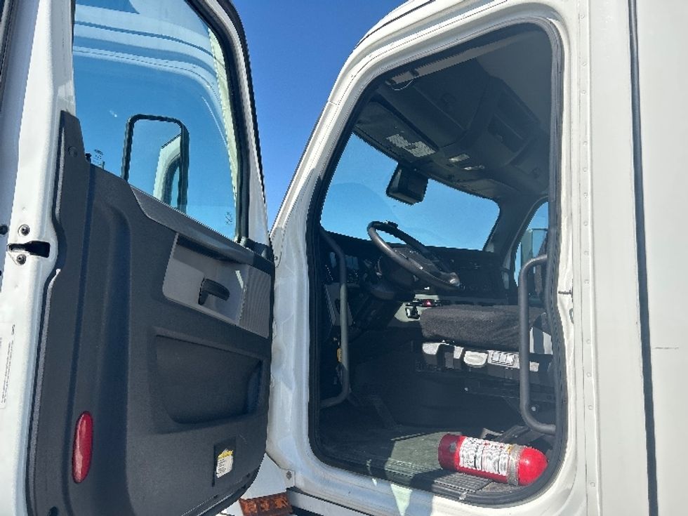 Day Cab Tractor-Heavy Duty Tractors-Freightliner-2021-T12664ST-Aurora-CO-280,203\n\t\tmiles-$ 70,000 - Image 9