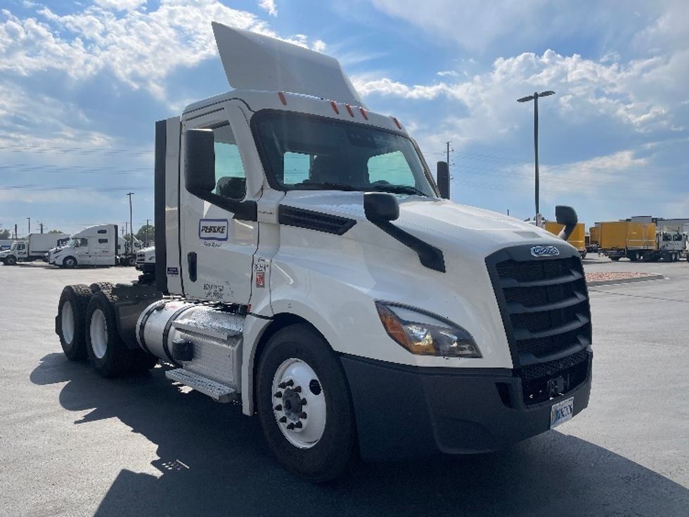 Day Cab Tractor-Heavy Duty Tractors-Freightliner-2021-T12664ST-Aurora-CO-304,797\n\t\tmiles-$ 87,750 - Image 1