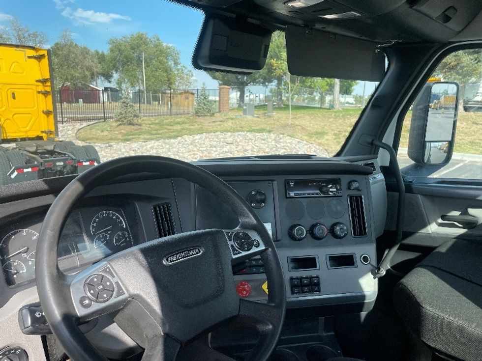 Day Cab Tractor-Heavy Duty Tractors-Freightliner-2021-T12664ST-Aurora-CO-304,797\n\t\tmiles-$ 87,750 - Image 10