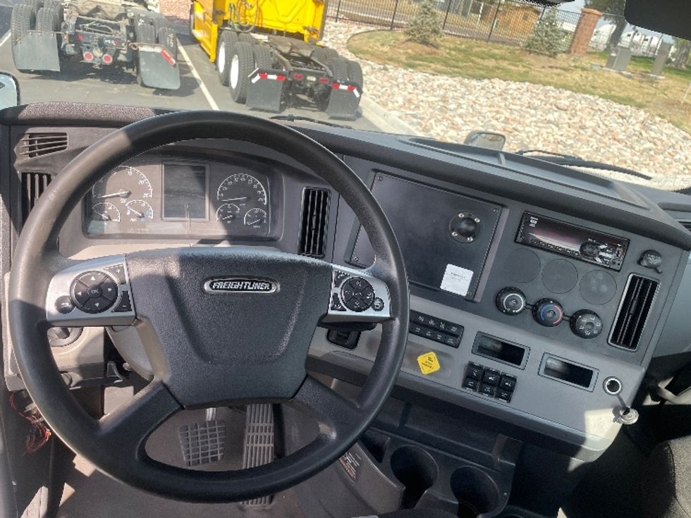 Day Cab Tractor-Heavy Duty Tractors-Freightliner-2021-T12664ST-Aurora-CO-304,797\n\t\tmiles-$ 87,750 - Image 11