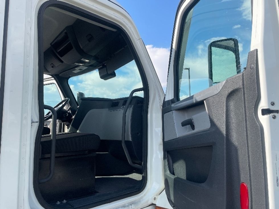 Day Cab Tractor-Heavy Duty Tractors-Freightliner-2021-T12664ST-Aurora-CO-304,797\n\t\tmiles-$ 87,750 - Image 12