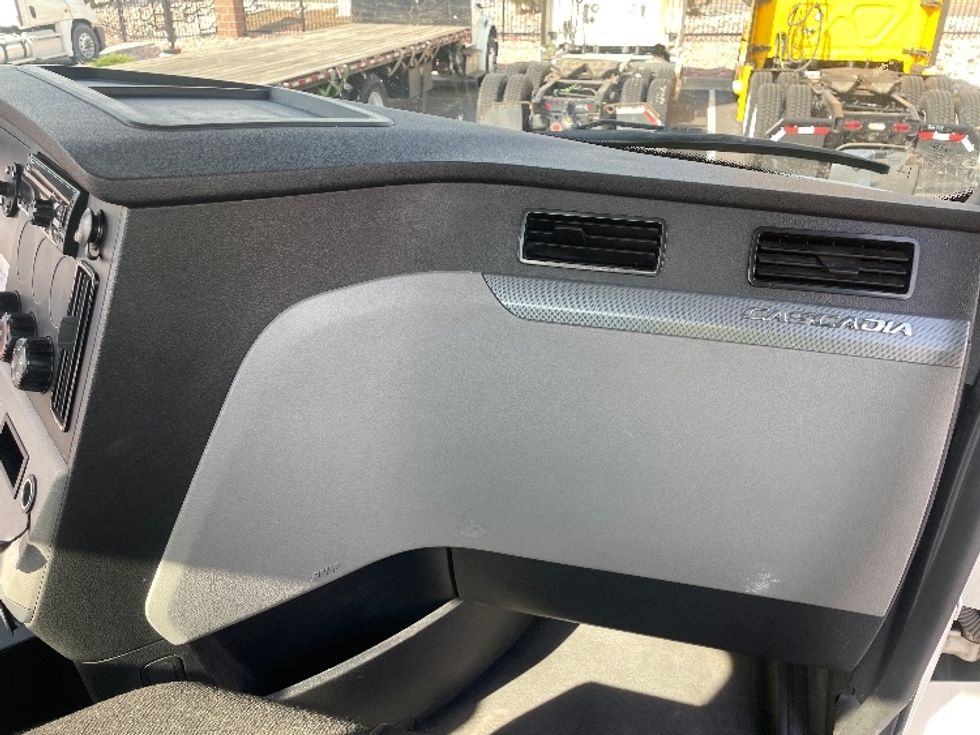 Day Cab Tractor-Heavy Duty Tractors-Freightliner-2021-T12664ST-Aurora-CO-304,797\n\t\tmiles-$ 87,750 - Image 13