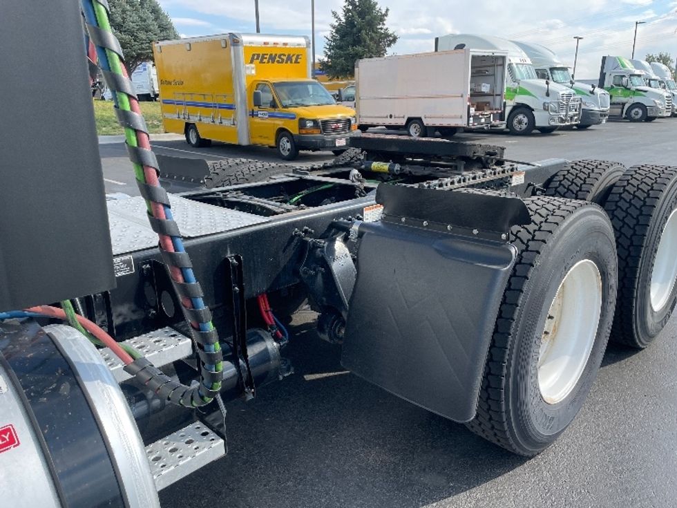 Day Cab Tractor-Heavy Duty Tractors-Freightliner-2021-T12664ST-Aurora-CO-304,797\n\t\tmiles-$ 87,750 - Image 17