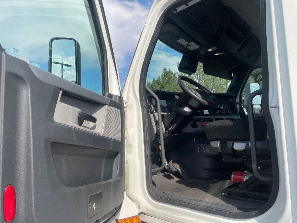 Day Cab Tractor-Heavy Duty Tractors-Freightliner-2021-T12664ST-Aurora-CO-304,797\n\t\tmiles-$ 87,750 - Image 9