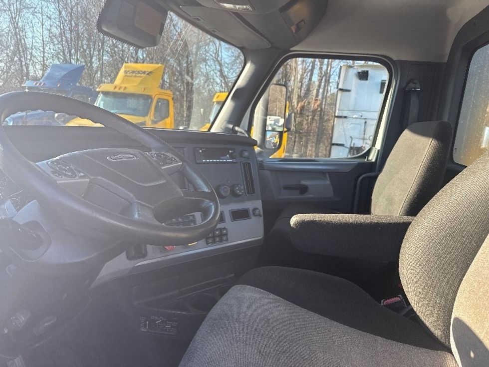 Day Cab Tractor-Heavy Duty Tractors-Freightliner-2021-T12664ST-Belcamp-MD-354,732\n\t\tmiles-$ 70,000 - Image 10
