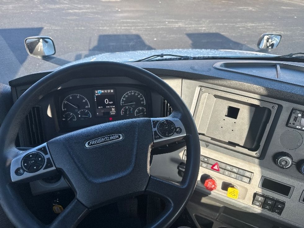 Day Cab Tractor-Heavy Duty Tractors-Freightliner-2021-T12664ST-Belcamp-MD-354,732\n\t\tmiles-$ 70,000 - Image 11
