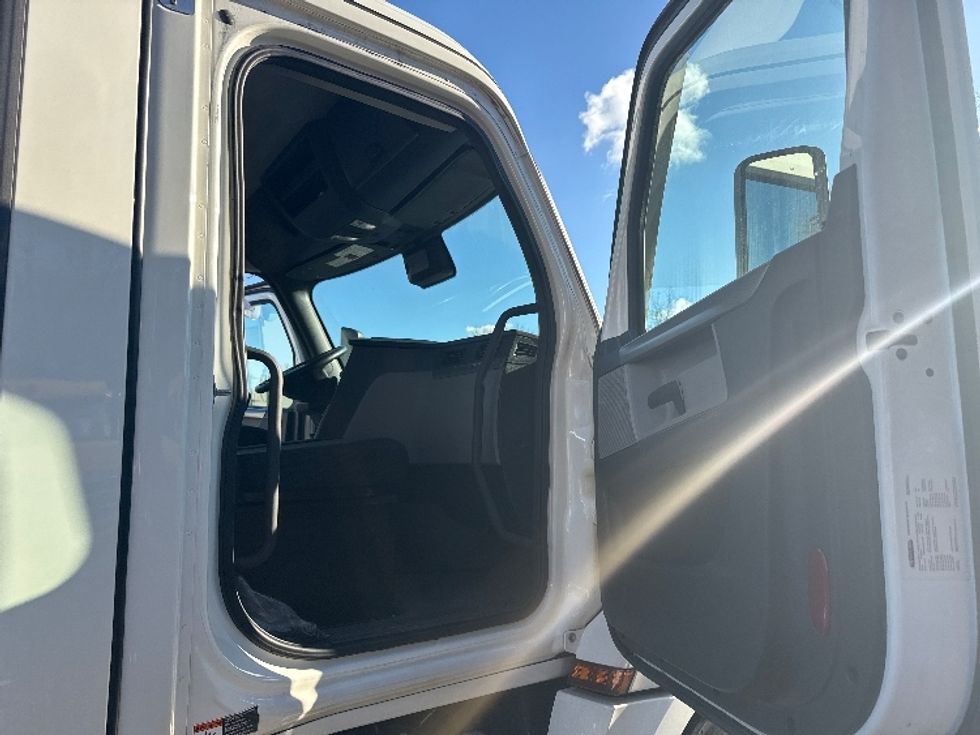 Day Cab Tractor-Heavy Duty Tractors-Freightliner-2021-T12664ST-Belcamp-MD-354,732\n\t\tmiles-$ 70,000 - Image 12