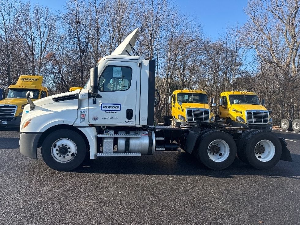 Day Cab Tractor-Heavy Duty Tractors-Freightliner-2021-T12664ST-Belcamp-MD-354,732\n\t\tmiles-$ 70,000 - Image 4