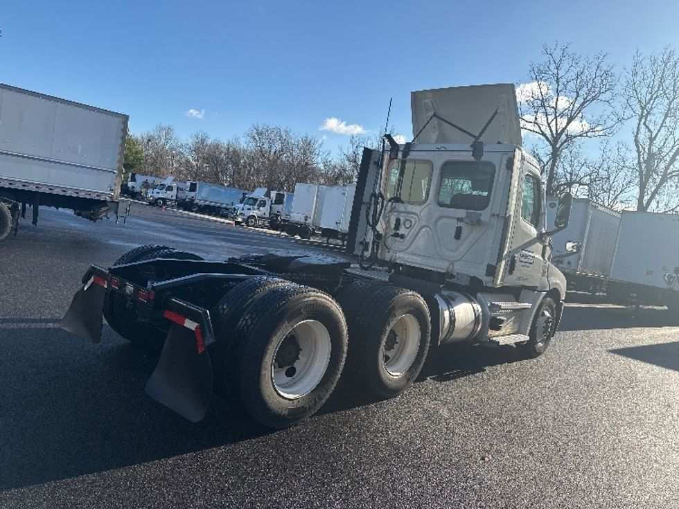 Day Cab Tractor-Heavy Duty Tractors-Freightliner-2021-T12664ST-Belcamp-MD-354,732\n\t\tmiles-$ 70,000 - Image 7