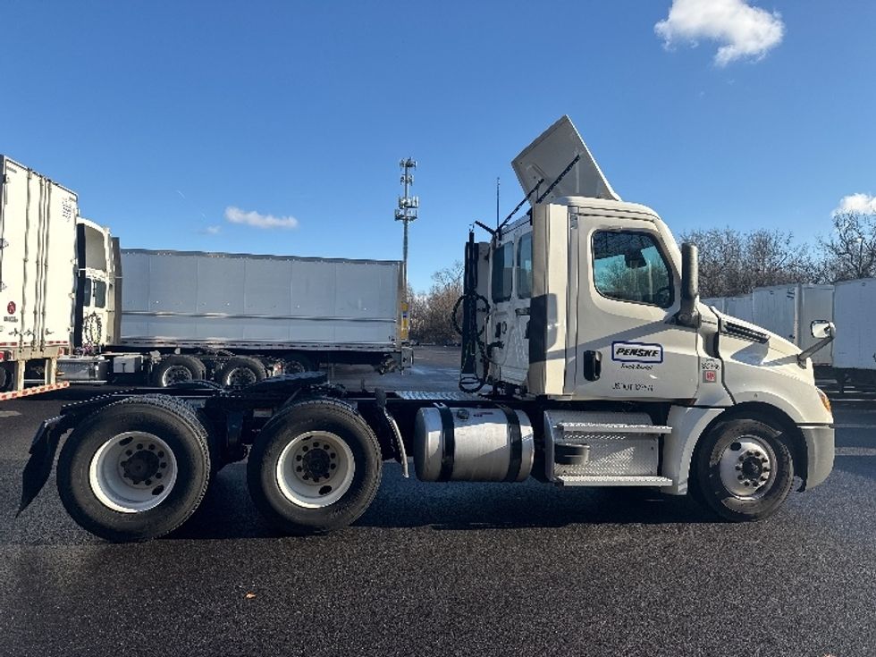 Day Cab Tractor-Heavy Duty Tractors-Freightliner-2021-T12664ST-Belcamp-MD-354,732\n\t\tmiles-$ 70,000 - Image 8
