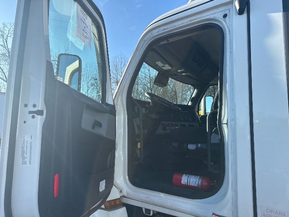 Day Cab Tractor-Heavy Duty Tractors-Freightliner-2021-T12664ST-Belcamp-MD-354,732\n\t\tmiles-$ 70,000 - Image 9