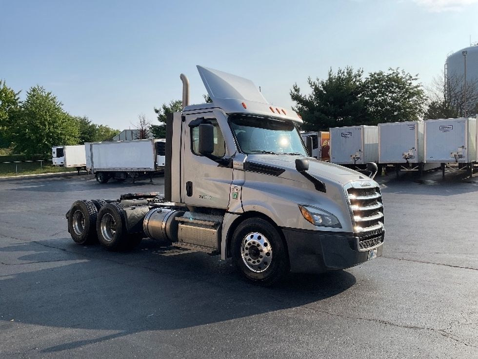 Day Cab Tractor-Heavy Duty Tractors-Freightliner-2021-T12664ST-Bethlehem-PA-285,693\n\t\tmiles-$ 54,000 - Image 1