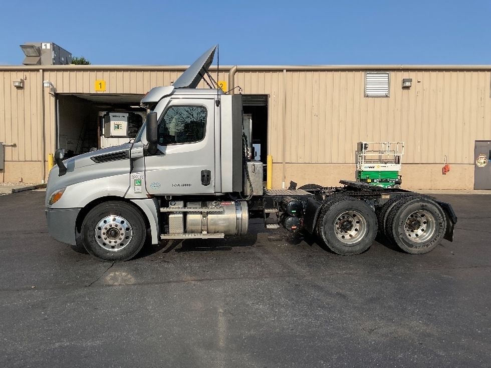 Day Cab Tractor-Heavy Duty Tractors-Freightliner-2021-T12664ST-Bethlehem-PA-285,693\n\t\tmiles-$ 54,000 - Image 4