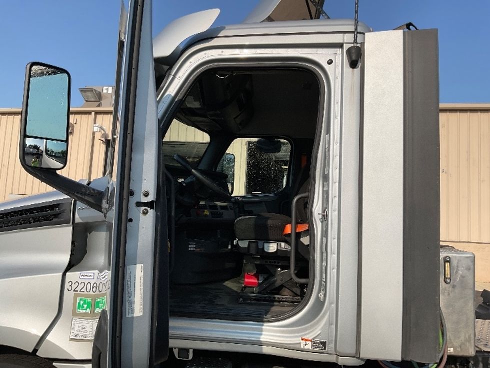 Day Cab Tractor-Heavy Duty Tractors-Freightliner-2021-T12664ST-Bethlehem-PA-285,693\n\t\tmiles-$ 54,000 - Image 9