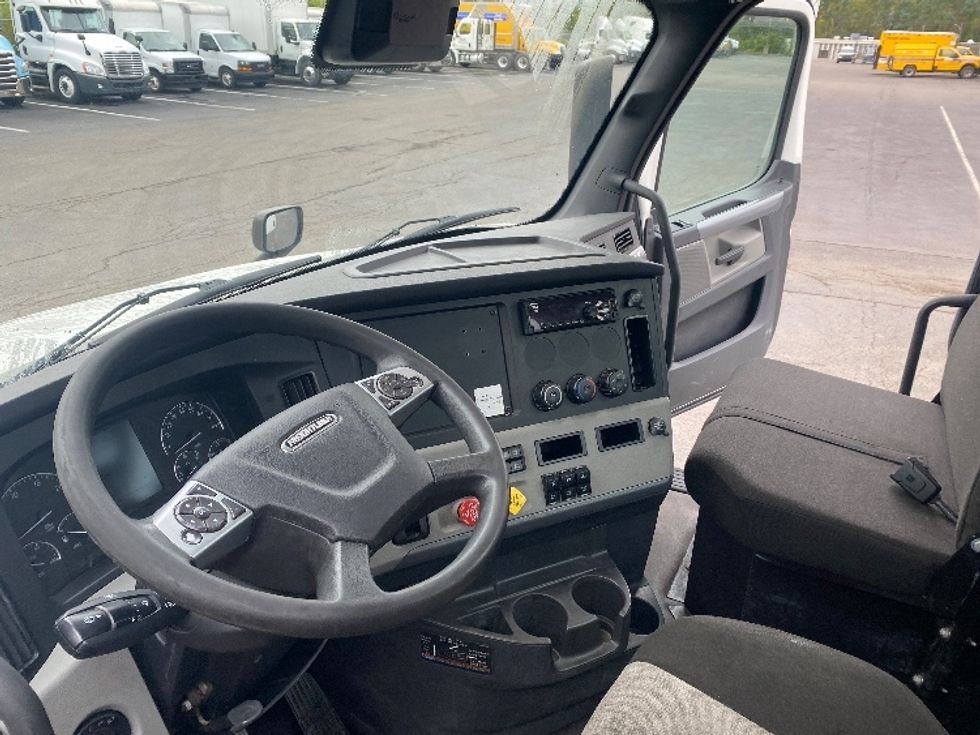 Day Cab Tractor-Heavy Duty Tractors-Freightliner-2021-T12664ST-Binghamton-NY-276,272\n\t\tmiles-$ 63,750 - Image 10