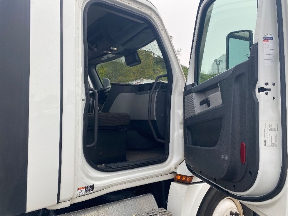 Day Cab Tractor-Heavy Duty Tractors-Freightliner-2021-T12664ST-Binghamton-NY-276,272\n\t\tmiles-$ 63,750 - Image 12