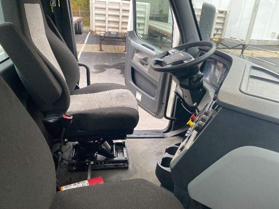 Day Cab Tractor-Heavy Duty Tractors-Freightliner-2021-T12664ST-Binghamton-NY-276,272\n\t\tmiles-$ 63,750 - Image 14