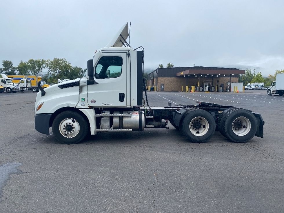 Day Cab Tractor-Heavy Duty Tractors-Freightliner-2021-T12664ST-Binghamton-NY-276,272\n\t\tmiles-$ 63,750 - Image 4
